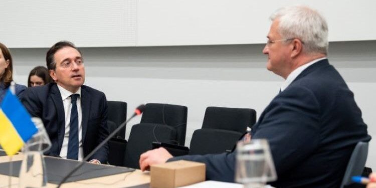 Albares asegura que España no ha planteado ningún cambio en las métricas de gasto de la OTAN