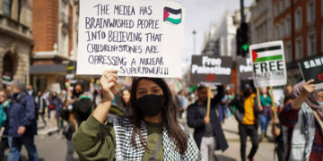 Sesgo y manipulación en cobertura mediática de la guerra de Gaza 2023-25