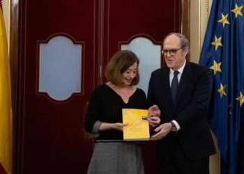 El Defensor del Pueblo advierte de falta de medios materiales y personales en los consulados