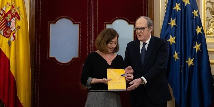 El Defensor del Pueblo advierte de falta de medios materiales y personales en los consulados