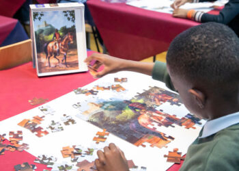 Niños de entre 6 y 12 años recomponen Haití jugando al rompecabezas