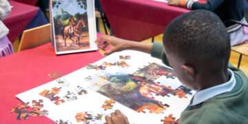 Niños de entre 6 y 12 años recomponen Haití jugando al rompecabezas