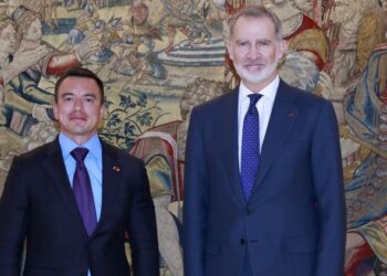 The King receives Daniel Noboa during a visit marked by the power outage