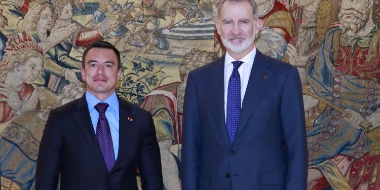 The King receives Daniel Noboa during a visit marked by the power outage