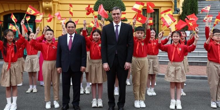 Sánchez firma acuerdos en Vietnam para promover la exportación agropecuaria y la inversión en infraestructuras