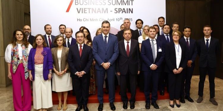 Sánchez offers in Vietnam the Spanish expertise in green energy and infrastructure