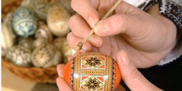 La Embajada de Rumanía enseña a decorar Huevos de Pascua de Resurrección