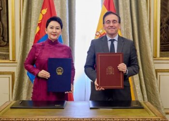 Albares celebra ante su homóloga de Mongolia la próxima apertura de la primera Embajada de su país en España