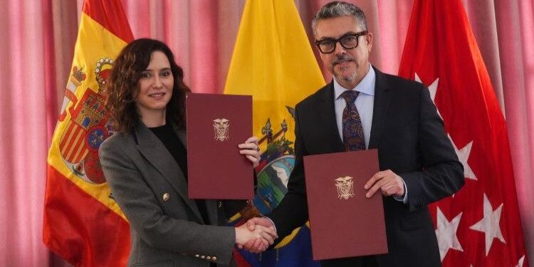 La Comunidad de Madrid firma un protocolo de acreditaciones profesionales con Ecuador