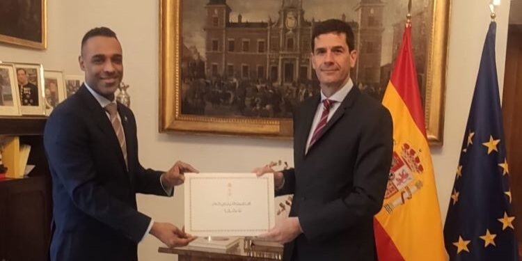 El nuevo embajador de Omán, Thamir bin Faiz Al-Alawi, presenta sus Copias de Estilo