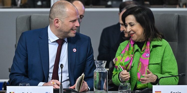 Robles anuncia a sus homólogos de la UE la instalación en Ucrania de “las primeras industrias de Defensa españolas”