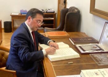 Albares visita el Colegio de España en París con motivo de su 90 aniversario