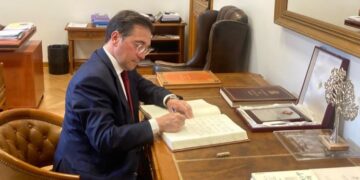 Albares visits the Colegio de España in Paris on the occasion of its 90th anniversary
