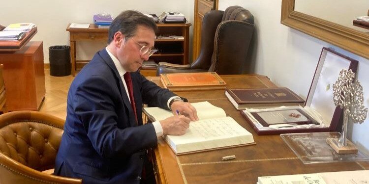 Albares visits the Colegio de España in Paris on the occasion of its 90th anniversary