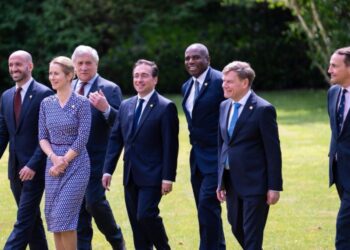 Albares advierte: no puede haber “negociaciones de paz serias” en Ucrania sin un alto el fuego “de 30 días”