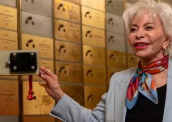 Isabel Allende entrega el manuscrito y la primera portada de ‘La casa de los espíritus’ al Instituto Cervantes