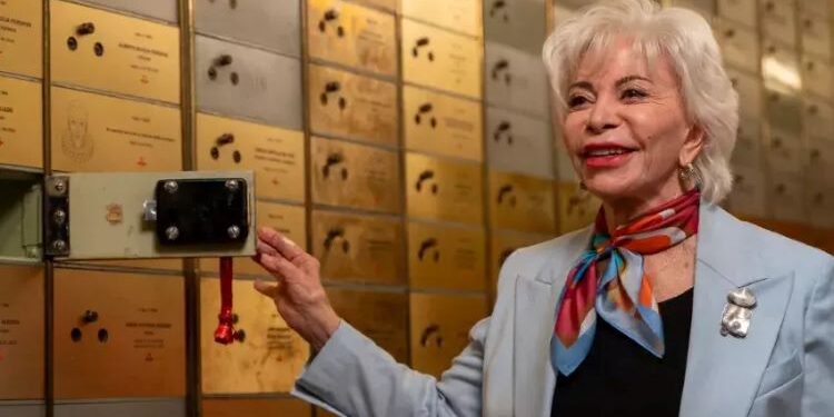 Isabel Allende entrega el manuscrito y la primera portada de ‘La casa de los espíritus’ al Instituto Cervantes