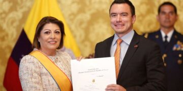 Daniel Noboa impone la Orden del Mérito a la embajadora de Ecuador en España