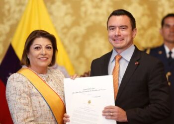 Daniel Noboa awards the Order of Merit to the Ecuadorian ambassador to Spain
