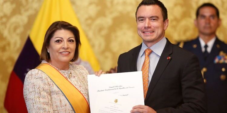 Daniel Noboa awards the Order of Merit to the Ecuadorian ambassador to Spain