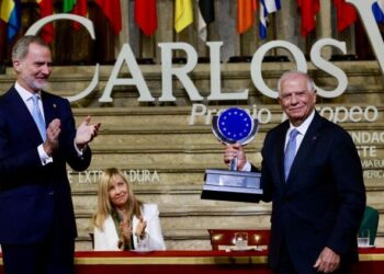 Borrell afirma, tras recibir el Premio Carlos V, que UE debe rearmarse frente a “personajes como Putin y Trump”