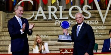 Borrell affirms, after receiving the Carlos V Prize, that the EU must rearm itself against “figures like Putin and Trump”