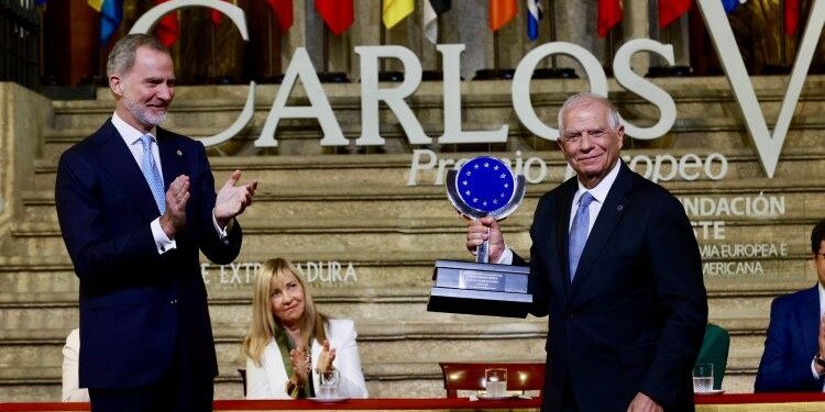 Borrell afirma, tras recibir el Premio Carlos V, que UE debe rearmarse frente a “personajes como Putin y Trump”