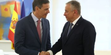 Sánchez discusses Brussels’ role in the Seville Conference on Financing for Development with Commissioner Síkela