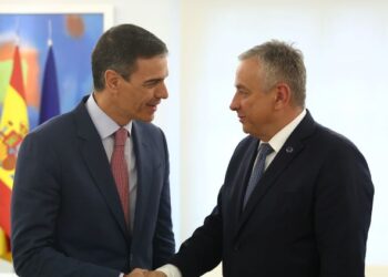 Sánchez aborda con el comisario Síkela el papel de Bruselas en la Conferencia sobre Financiación al Desarrollo de Sevilla