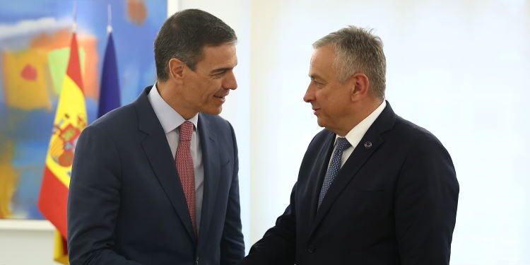 Sánchez aborda con el comisario Síkela el papel de Bruselas en la Conferencia sobre Financiación al Desarrollo de Sevilla