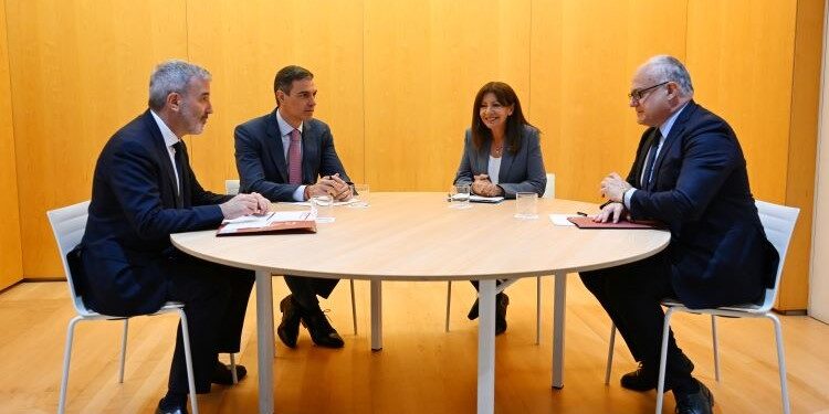 Sánchez aborda la política europea de vivienda con los alcaldes de Roma, París y Barcelona