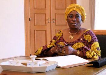 Angola’s new ambassador, Balbina Malheiros Dias da Silva, presents her credentials