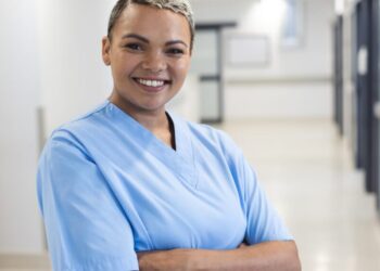 Bruselas insta a España a reconocer profesionalmente a los enfermeros formados en Rumanía