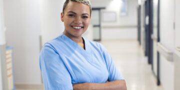 Bruselas insta a España a reconocer profesionalmente a los enfermeros formados en Rumanía