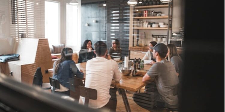 How AI Is Revolutionizing Knowledge Management in the Workplace