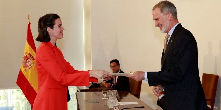 El Rey entrega despachos a la nueva promoción diplomática en plena crisis del “orden mundial basado en normas”