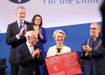 El Rey en la concesión del Premio Carlomagno a Von der Leyen: “La UE no puede tener 27 políticas de Defensa desconectadas”