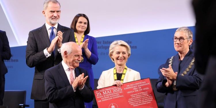 El Rey en la concesión del Premio Carlomagno a Von der Leyen: “La UE no puede tener 27 políticas de Defensa desconectadas”