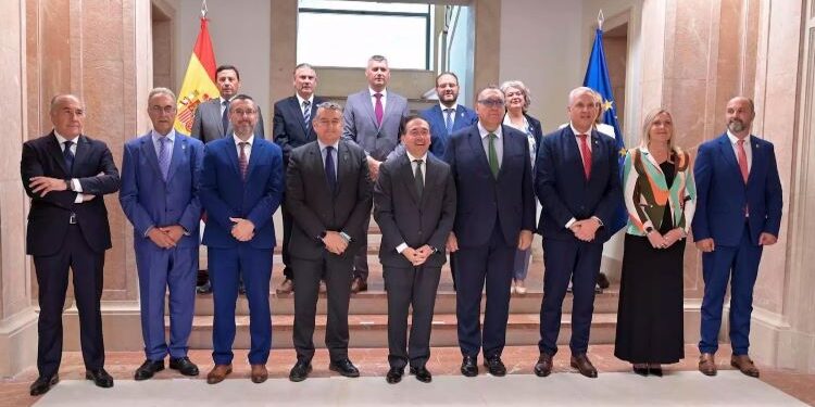 Albares informs mayors and regional government about the Gibraltar agreement and requests to appear before Congress