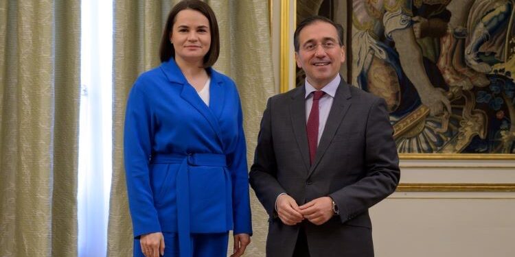 Albares reitera a Tijanóvskaya el compromiso de España con la democracia en Bielorrusia