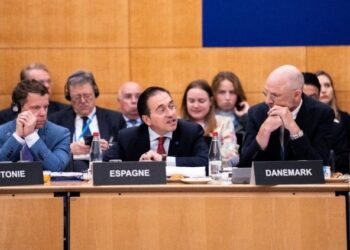 Albares pide que España acoja en 2026 la reunión anual de la OCDE para América Latina y el Caribe