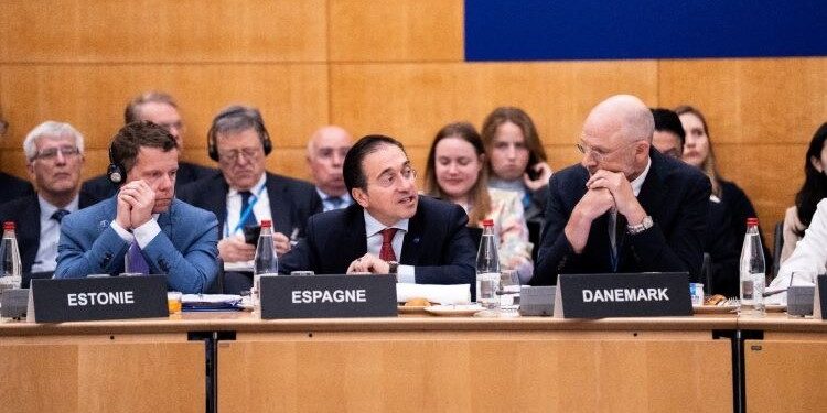 Albares pide que España acoja en 2026 la reunión anual de la OCDE para América Latina y el Caribe