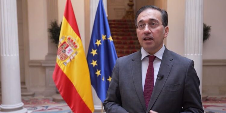 Albares anuncia la evacuación de 240 españoles desde Irán e Israel