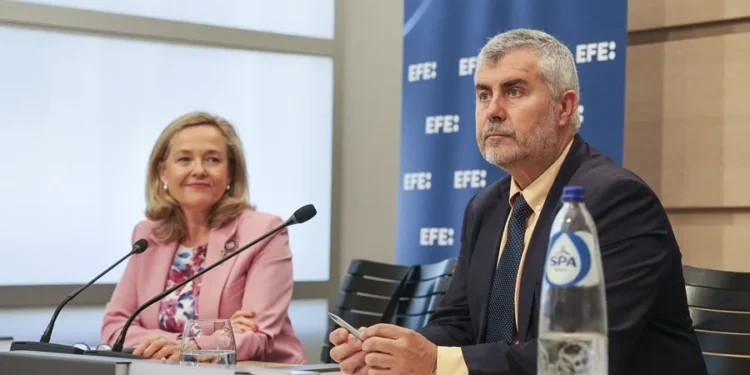 Calviño anuncia que el BEI financiará una interconexión eléctrica entre Francia y España