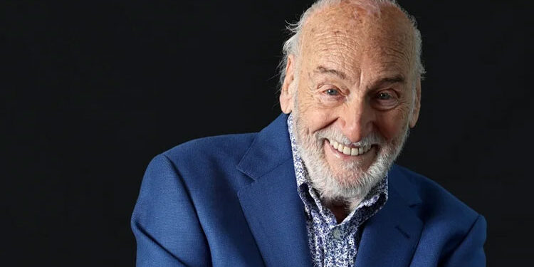 Héctor Alterio gives life to the poet León Felipe on the anniversary of his death