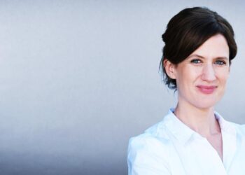 Entrevista exclusiva a Jennifer Wilton, editora jefe del diario alemán «Die Welt»: ‘Merz tiene razón al decir que ha llegado el momento de que Alemania hable de forma clara con Israel’