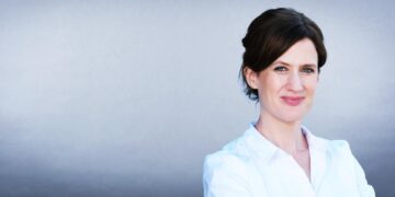 Entrevista exclusiva a Jennifer Wilton, editora jefe del diario alemán «Die Welt»: ‘Merz tiene razón al decir que ha llegado el momento de que Alemania hable de forma clara con Israel’