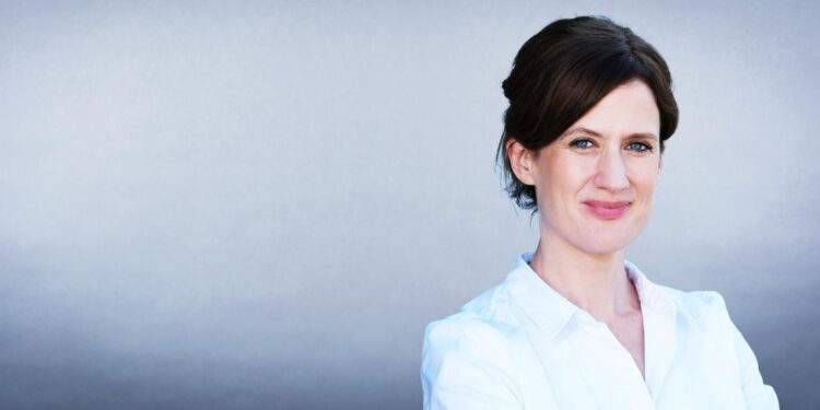 Entrevista exclusiva a Jennifer Wilton, editora jefe del diario alemán «Die Welt»: ‘Merz tiene razón al decir que ha llegado el momento de que Alemania hable de forma clara con Israel’