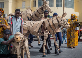 ‘La Estampida’, marionetas de animales salvajes de tamaño natural