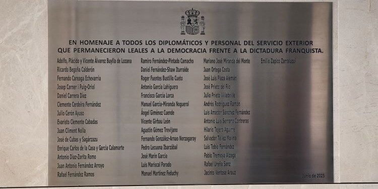 Albares rinde homenaje al servicio exterior que permaneció leal a la democracia durante el franquismo